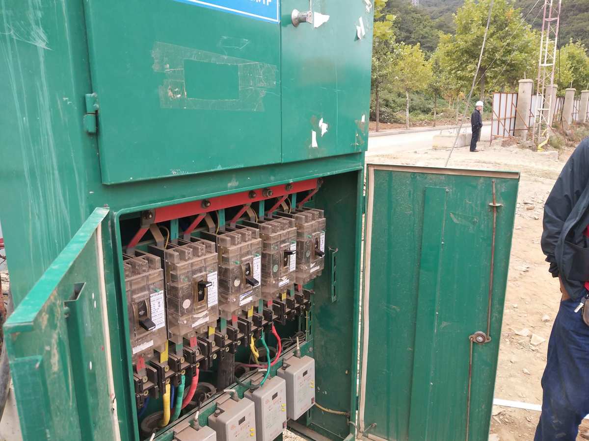 關于13#樓一級配電箱電纜埋設及工業插座安全管理的緊急通知